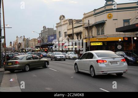 King Street in Newtown, Sydney leidet unter Verkehrsstaus und Parkplatzproblemen. Stockfoto