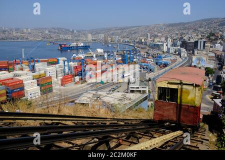 Chile Valparaiso - Artilleria Standseilbahn und Hafen von Valparaiso Stockfoto