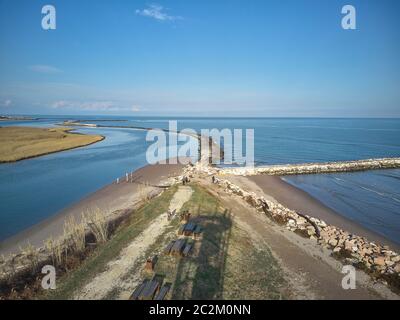 Luftaufnahme des Strandes von Rosolina Mare in Venetien (Italien) von einer Drohne, wo Sie den Strand und das Meer sehen können, erhalten Sie in den Horizont verloren. Stockfoto