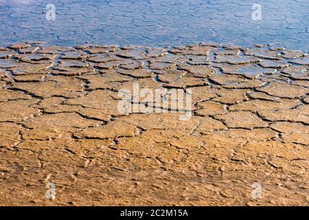 Wasser Schicht nach einem Sturm der Boden bedeckt, die von Trockenheit. Stockfoto