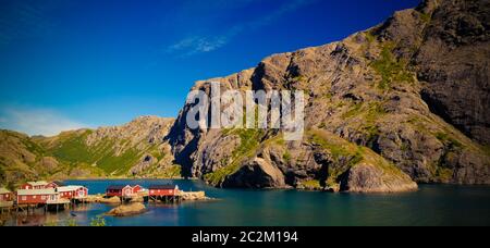 Meereslandschaft des Dorfes Nusfjord und Hafen auf flakstadoya Island , Lofoten , Norwegen Stockfoto