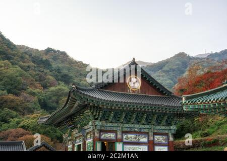 Der Haupttempel Gebäude daeungjeon in yongmunsa. Die chinesische Figur sagt Daeungjeon, was Haupttempel bedeutet. Aufgenommen in Yangpyeong, Südkorea Stockfoto