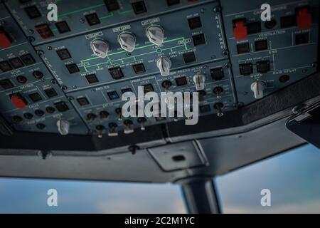 Details zu einem Flugzeugcockpit für kommerzielle Flugzeuge während des Flugs Stockfoto