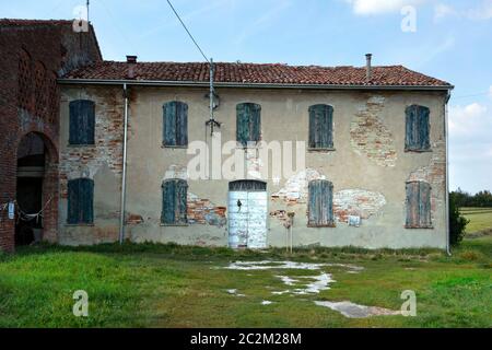 Überreste eines verlassenen Gebäudes in der Po-Ebene, Lombardei, Italien Stockfoto