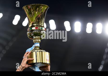 Rom, Italien. Juni 2020. ROM, ITALIEN - 17. Juni 2020: Die Pokaltrophäe von Coppa Italia wird während des Finalspiels von SSC Napoli und Juventus FC gesehen. (Foto von Nicolò Campo/Sipa USA) Quelle: SIPA USA/Alamy Live News Stockfoto