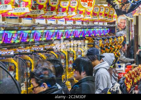 Menschen Spielen Pachinko, Tokio, Japan Stockfoto