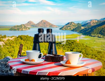 Blick vom Cafe zu den Bergen und zum Skutarisee Stockfoto