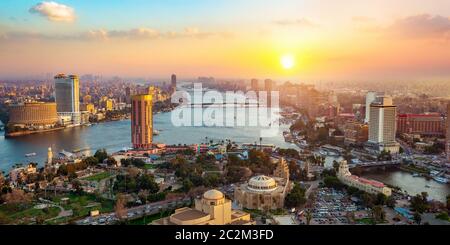 Panorama von Kairo Stadtbild bei Sonnenuntergang von der berühmten Fernsehturm Kairo, Kairo, Ägypten Stockfoto