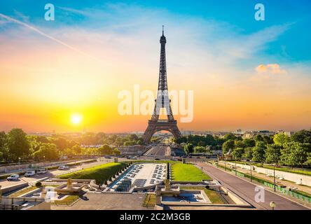 Eiffelturm und Brunnen in der Nähe in der Morgendämmerung in Paris, Frankreich Stockfoto