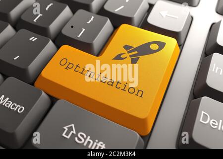 Orangefarbene Optimierungstaste auf der Computertastatur. Geschäftskonzept. Stockfoto
