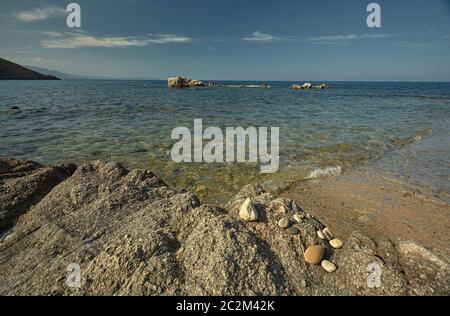 Blick auf den kristallklaren Meer von einem Felsen mit Blick auf das Mittelmeer. Stockfoto