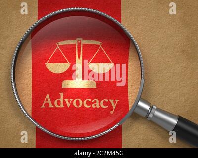 Advocacy-Konzept: Lupe mit Word Advocacy und Symbol der Waage im Gleichgewicht auf Altpapier mit roter vertikaler Linie Hintergrund. Stockfoto