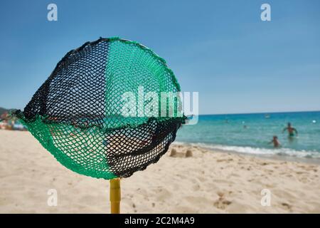 Verrechnung von Strand Fischer verwendet kleine Fisch aus dem Wasser zu sammeln, während Sie auf Ihrem Boot sind. Stockfoto