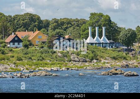 Die Dächer und Kamine von sehr kleinen Rauchhäusern so typisch und berühmt für das kleine Dorf Svaneke Stockfoto