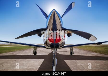 Sportflugzeug auf einer Landebahn wartet auf Start Stockfoto