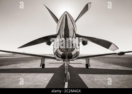 Sportflugzeug auf einer Landebahn wartet auf Start Stockfoto