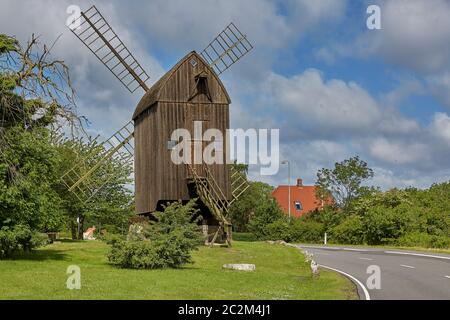 Holzpfosten Mühle gebaut im Jahr 1629 - die älteste erhaltene Windmühle in Dänemark, Svaneke, Bornholm Stockfoto