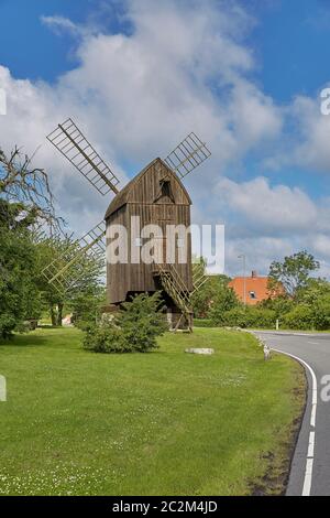 Holzpfosten Mühle gebaut im Jahr 1629 - die älteste erhaltene Windmühle in Dänemark, Svaneke, Bornholm Stockfoto