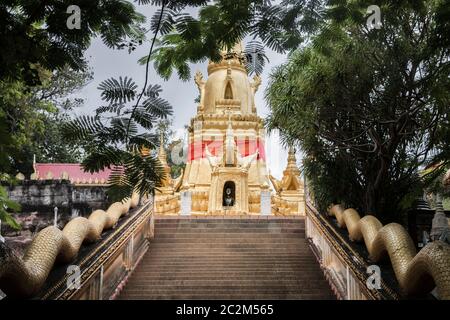 Treppen zu Wat Sila Ngu Tempel, Jaidee (Chedi Sila Ngu) auf Koh Samui, Surat Thani, Thailand. Stockfoto