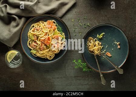 Essen frische Pasta mit geräuchertem Lachs in Sahnesoße. Gesunde vegetarische Mahlzeit Stockfoto