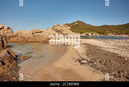 Schöne Luftaufnahme der Cala sa Figu Strand in Sardinien mit ihrem kristallklaren Meer, dass die farbigen Sand erfüllt in einer spektakulären Hintergrund der Stockfoto