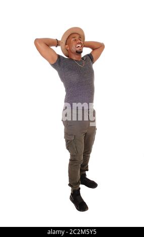 Ein großer stattlicher afrikanische amerikanische Mann isolieren für weissen Hintergrund mit den Händen hinter seinem Kopf trägt einen Cowboyhut Stockfoto