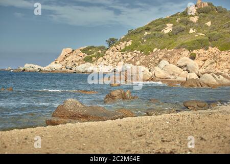 Felsen aus dem Meer in der wunderschönen mediterranen Strand der Cala sa Figu im Süden von Sardinien. Stockfoto