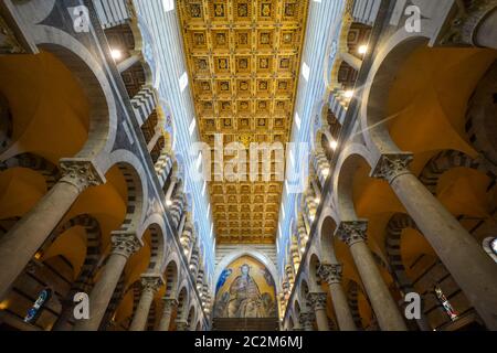 Innendecke und Säulen des Doms auf der Piazza dei Miracoli in der toskanischen Stadt Pisa, Italien Stockfoto