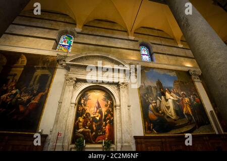 Renaissance religiöse Gemälde an der Seite Altar in der Kathedrale von Pisa in Pisa, Italien zeigt die gotische Interieur und Buntglasfenster Stockfoto