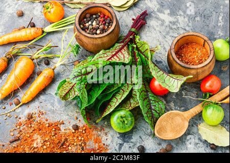 Satz von frischen, rohen Gemüse für Ernährung Salat. Salat Zutaten. Stockfoto