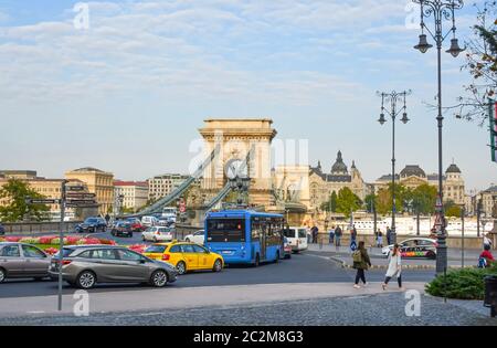 Am späten Nachmittag am Kreisverkehr, der die Budaer Burg und die Kettenbrücke in Budapest Ungarn verbindet Stockfoto