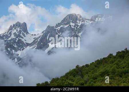 Bergwelt im Nationalpark Picos de Europa, Spanien, Asturien. Schnee auf den Gipfeln. Stockfoto