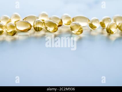 Vitamin D und goldene Omega 3 Pillen für eine gesunde Ernährung Ernährung, Fischöl Nahrungsergänzungsmittel Pillen Kapseln, Gesundheit und Medizin A Stockfoto