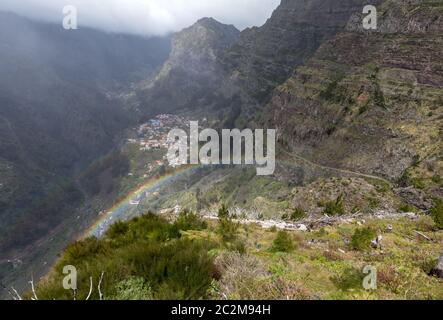 Regenbogen über Tal der Nonnen, Curral das Freiras auf der Insel Madeira, Portugal Stockfoto