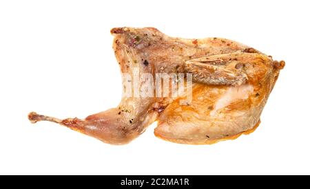 Die Hälfte des gebratenen Wachtels wurde auf weißem Hintergrund isoliert Stockfoto