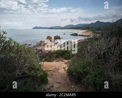 Wunderbare Aussicht auf den Strand von Santa Giusta an der südlichen Küste von Sardinien. Stockfoto