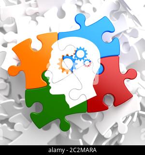 Psychologisches Konzept - Profil des Kopfes mit Zahnrad Zahnradmechanismus auf Multicolor Puzzle. Stockfoto