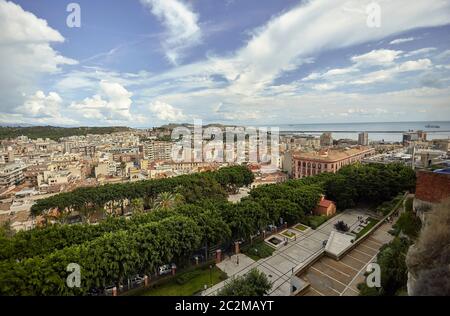 Der Bereich des Hafens der Stadt Cagliari von oben, wo es klar ist, alle ihre historische Struktur sichtbar. Stockfoto