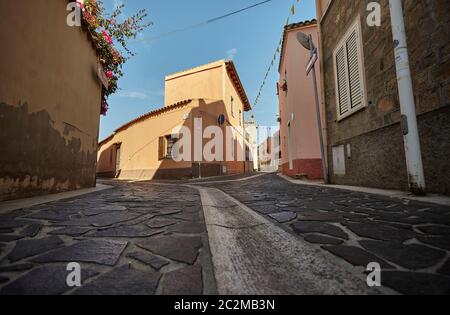 Blick auf eine malerische Gasse der Muravera Dorf in Sardinien, Italien. Stockfoto