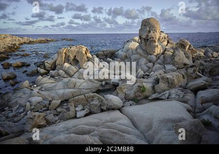 Schönen Klippe an der Südküste von Sardinien, von Granitfelsen durch das Meer und die Elemente gebildet. Stockfoto