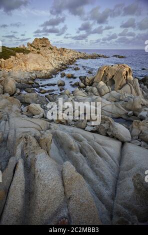 Schönen Klippe an der Südküste von Sardinien, von Granitfelsen durch das Meer und die Elemente gebildet. Vertikale erschossen. Stockfoto
