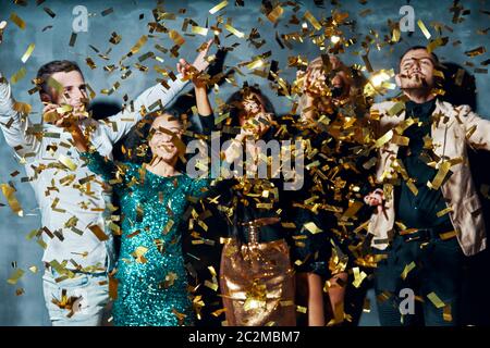 Gruppe von Freunden genießen Party und werfen Konfetti Stockfoto