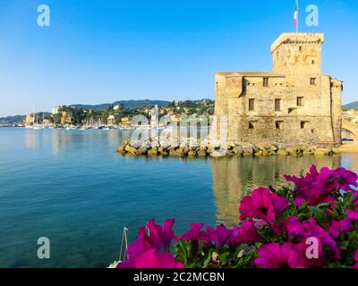 Italienische Schlösser auf Meer italienische Flagge - Schloss von Rapallo, Ligurien Genua Golf von Tigullio in der Nähe von Portofino in Italien. Stockfoto