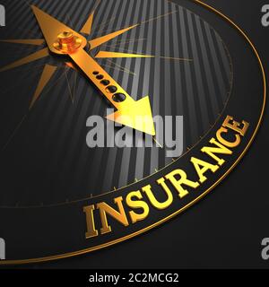 Versicherung – Geschäftshintergrund. Goldene Kompassnadel auf einem schwarzen Feld, das auf das Wort 'Versicherung' verweist. Stockfoto