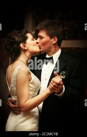 Romantische Momente zwischen Braut und Bräutigam ihre Hochzeit feiern. Stockfoto