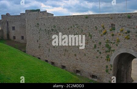 Große Steinmauern und Tor in der Festung Dinan, Frankreich Stockfoto