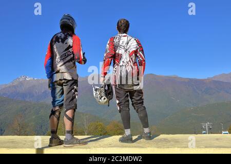 Mountainbiker stehen auf der Aussichtsplattform Stockfoto