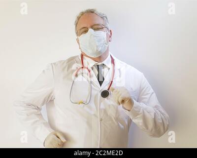 Männliche Arzt Schürze mit schützenden medizinischen Maske und Handschuhe tanzen glücklich in der Klinik oder Krankenhaus Gesundheit für Corona Virus COVID 19 Heilung Konzept Stockfoto