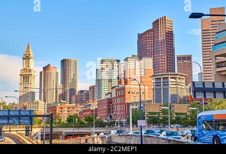 Boston, MA, USA - 07. Juni 2020: Schöner Blick auf Boston Downlown am Abend über blauem Himmel. Boston ist die Hauptstadt und bevölkerungsreichste Stadt von Mas Stockfoto