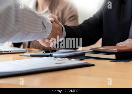 Unternehmer Mitarbeiter Kandidat Händeschütteln mit Leader HR Manager oder Chef im Büro nach erfolgreichen Verhandlungen, Personalberatung, Karriere und pl Stockfoto